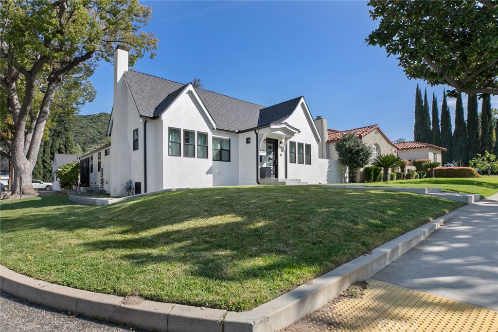 2101 E Glenoaks Boulevard