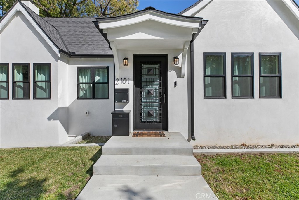 2101 E Glenoaks Boulevard