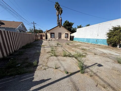 8411 S San Pedro St, Los Angeles, CA 90003 - MLS#: DW25260080