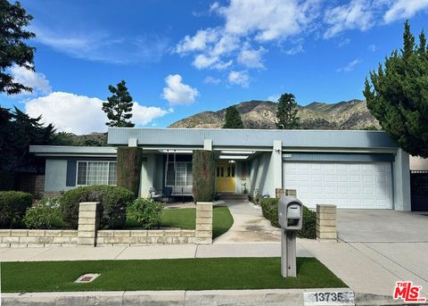 Photo of 13735 Aldergrove Street, Sylmar, CA 91342 (MLS # 25620791)