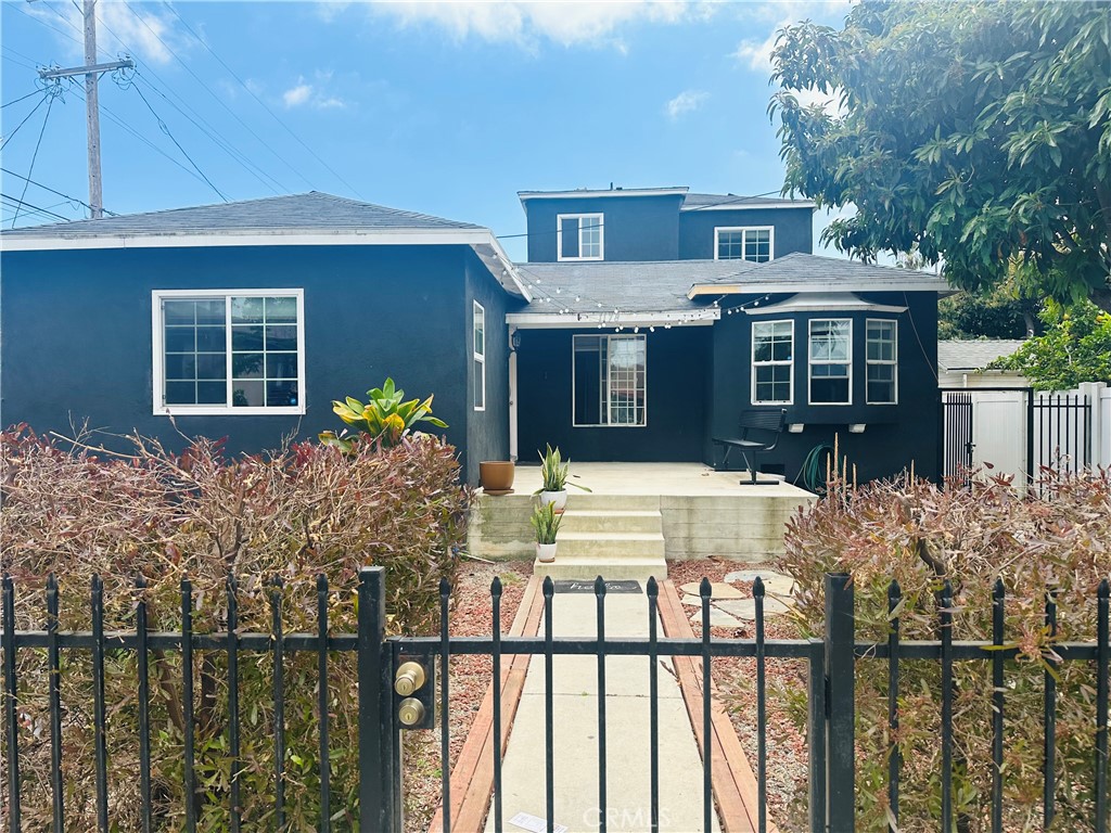 Welcome home to 1178 E. 21st Street in Long Beach. Features 3 bedroom, 3.5 bath, 2429 sq.ft. single family home with 2 story. Downstair with 2 master bedrooms with 2.5 bathrooms and upstairs with 1 master bedroom with 1 bathroom. Remodeled tile bathrooms with sleek glass door showers, tile flooring, tub, dual pane windows letting in that glorious sunshine, and wood floors paired with LED recessed lights illuminating every corner. Spacious living room, family room, and dinning area. Laminate flooring throughout. Kitchen with quartz counter tops, cabinets, quartz top island, double sink. Plumbing and electric have been upgraded. Detached 2 car garage with EV charge in the garage and additional parking spaces.
Close to Cal State Long Beach, restaurants, parks, schools, markets, Beach, aquarium, and Costco.