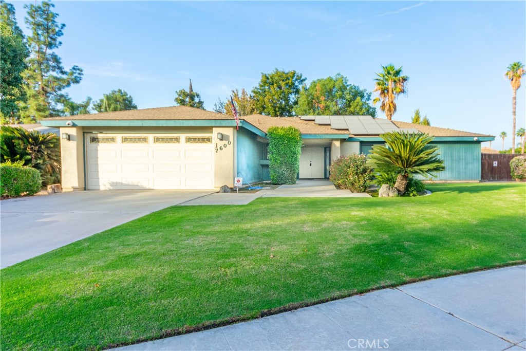 Welcome to 7600 Eastlorne Court, a spacious and well-kept 4-bedroom, 2-bath home tucked away on a quiet cul-de-sac in the desirable Laurelglen neighborhood of Bakersfield. With over 2,000 square feet of open-concept living space, this home offers a bright, functional layout ideal for both everyday living and entertaining. Enjoy a well-appointed kitchen with granite countertops, a dedicated laundry room, and generous living areas that open to a private backyard retreat, complete with an above-ground spa, built-in BBQ, and a lush lawn. Additional perks include a 2-car garage, storage shed, and dog run. Conveniently located near parks, top-rated schools, and shopping centers, this home offers comfort, convenience, and charm in a peaceful residential setting. Don’t miss your chance to call this place home, schedule a tour today!
________________________________________________________________________________________________________________________
Bienvenido a 7600 Eastlorne Court, una casa espaciosa y bien cuidada de 4 habitaciones y 2 baños, ubicada en una tranquila calle sin salida en el codiciado vecindario de Laurelglen en Bakersfield. Con más de 2,000 pies cuadrados de espacio con plano abierto, esta propiedad ofrece un diseño luminoso y funcional, ideal para la vida diaria y el entretenimiento. Disfruta de una cocina bien equipada con encimeras de granito, un cuarto de lavandería independiente y amplias áreas comunes que se abren hacia un patio trasero privado, con spa elevado, asador integrado y césped verde. También cuenta con garaje para 2 autos, caseta de almacenamiento y un área especial para mascotas. Ubicada cerca de parques, escuelas de alto rendimiento y centros comerciales, esta casa combina comodidad, conveniencia y encanto en un entorno residencial tranquilo. No pierdas la oportunidad de hacer de esta casa tu hogar, ¡agenda tu visita hoy mismo!