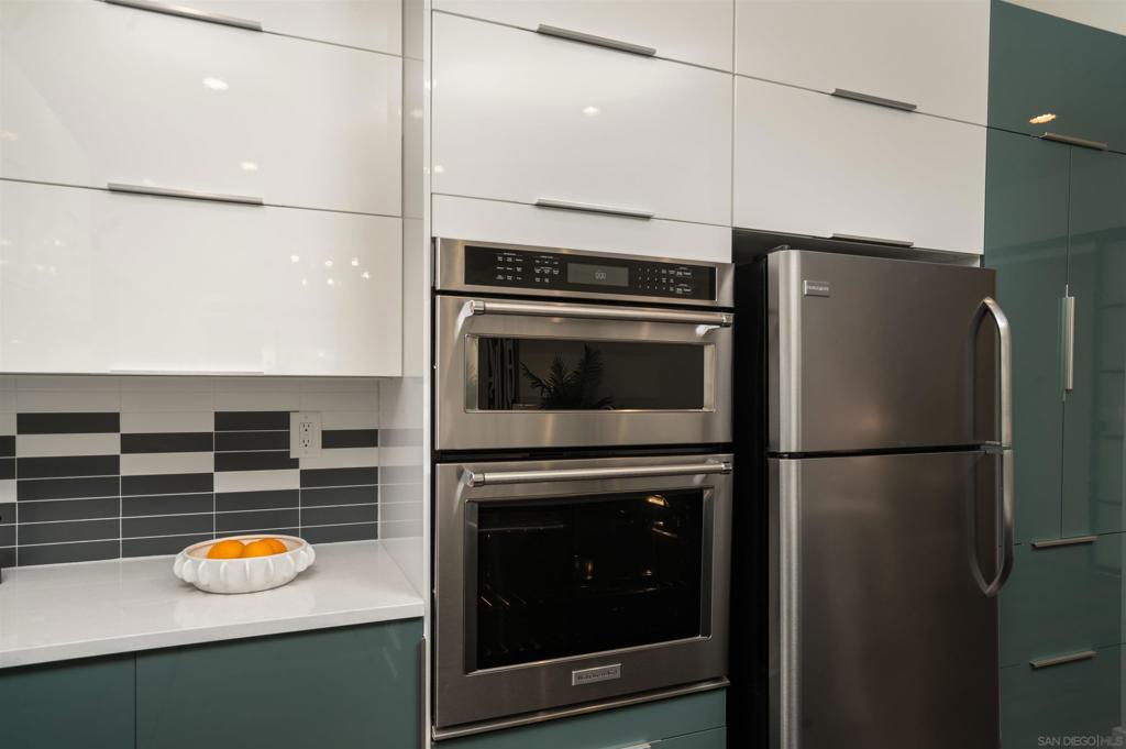 8570 Aspect Dr