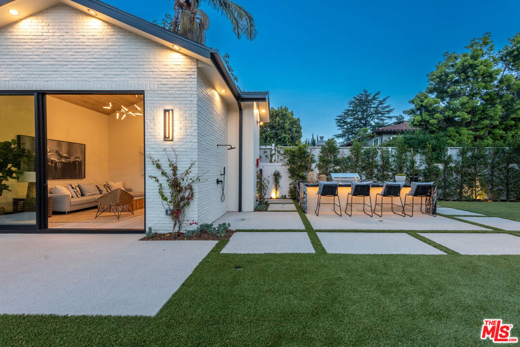 Gorgeous NEW 2023 Build in PRIME SHERMAN OAKS (Cha - Residential