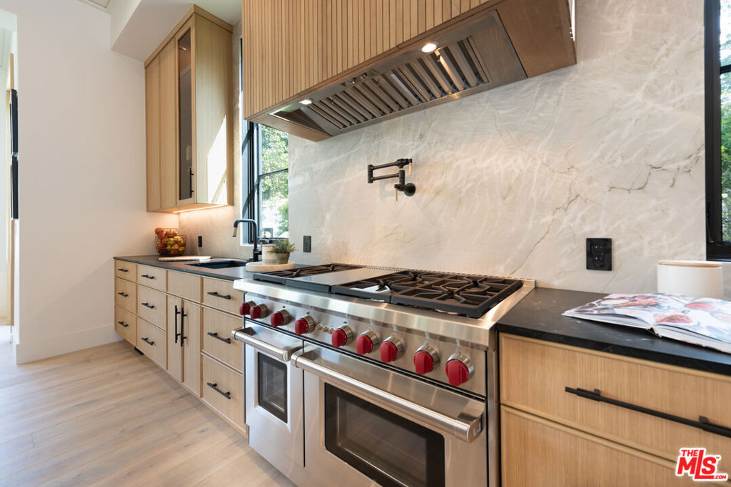 Gorgeous NEW 2023 Build in PRIME SHERMAN OAKS (Cha - Residential