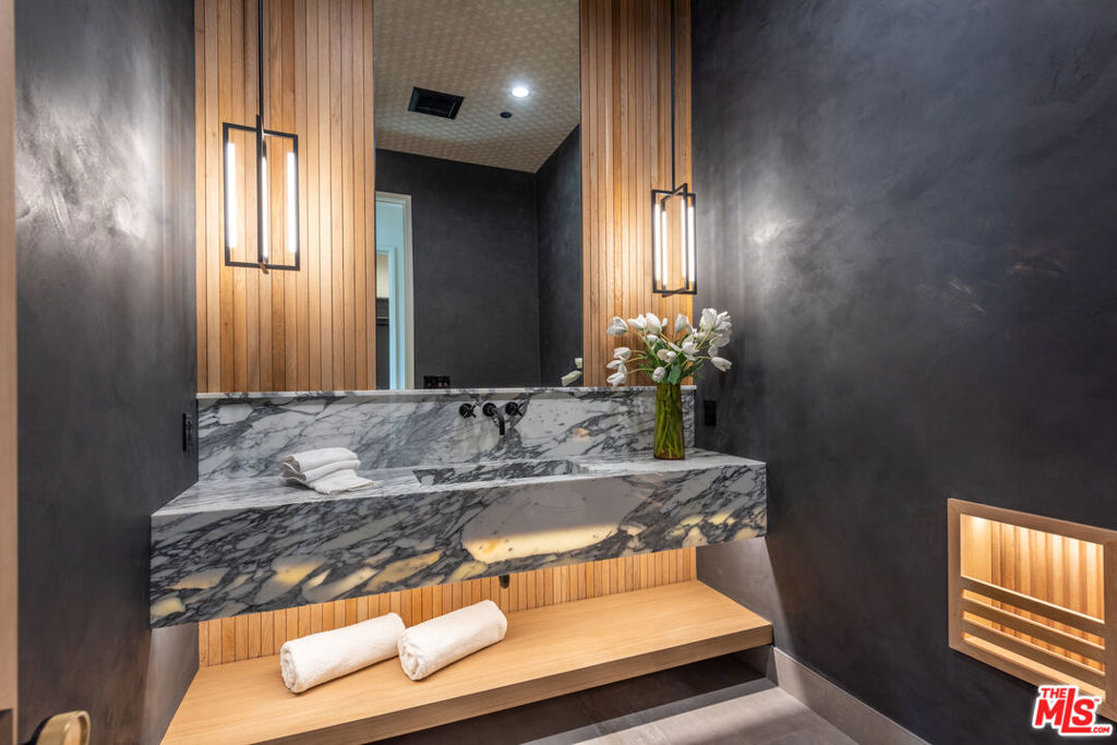 Gorgeous NEW 2023 Build in PRIME SHERMAN OAKS (Cha - Residential