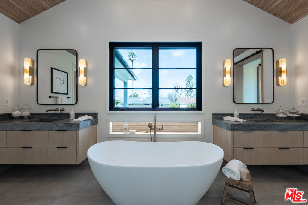 Gorgeous NEW 2023 Build in PRIME SHERMAN OAKS (Cha - Residential