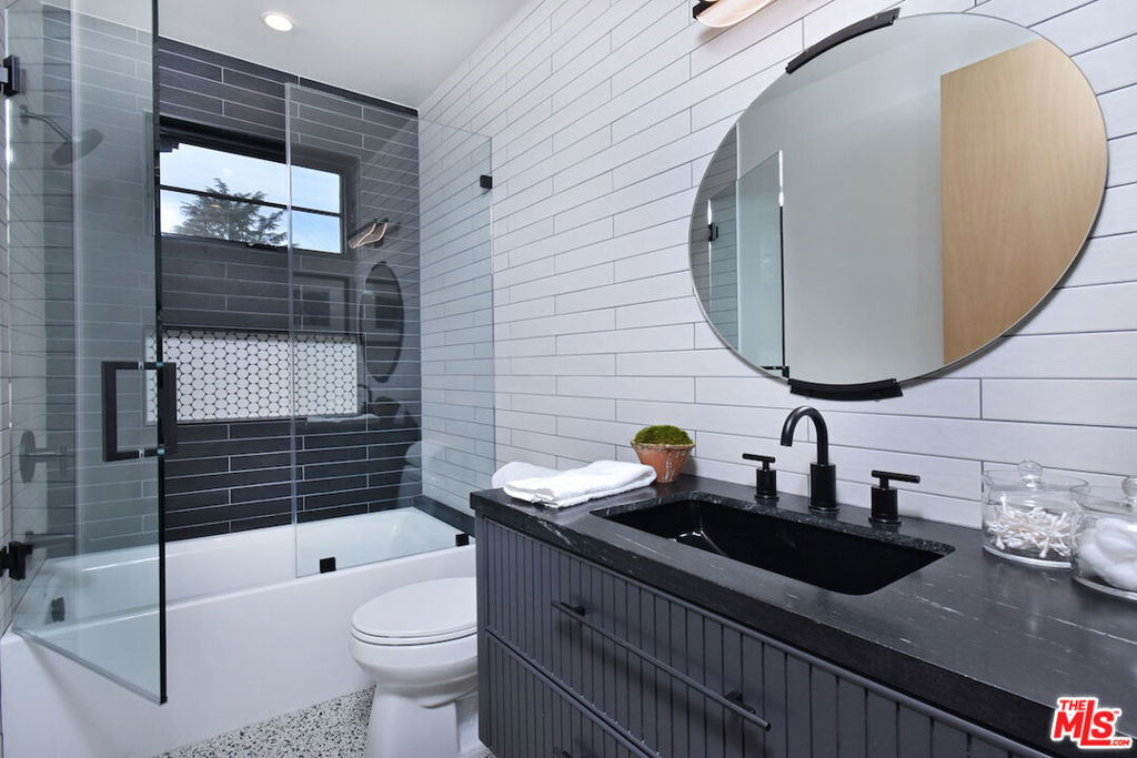 Gorgeous NEW 2023 Build in PRIME SHERMAN OAKS (Cha - Residential