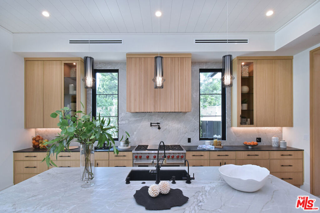 Gorgeous NEW 2023 Build in PRIME SHERMAN OAKS (Cha - Residential