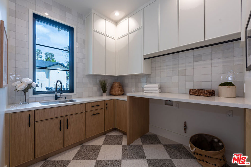 Gorgeous NEW 2023 Build in PRIME SHERMAN OAKS (Cha - Residential