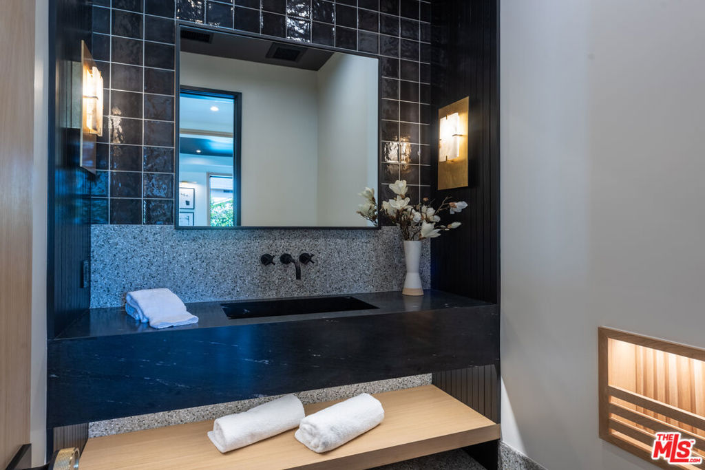 Gorgeous NEW 2023 Build in PRIME SHERMAN OAKS (Cha - Residential