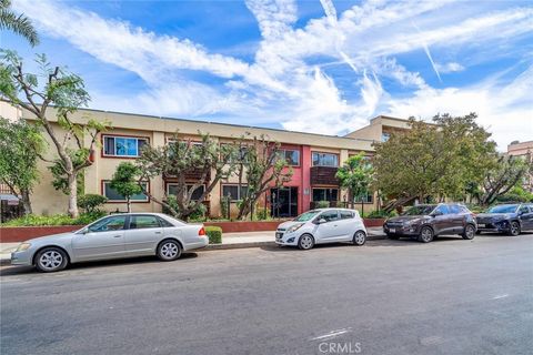 Photo of 5414 Newcastle Avenue #33, Encino, CA 91316 (MLS # SR25192327) Photo of 5414 Newcastle Avenue #33, Encino, CA 91316 (MLS # SR25192327)