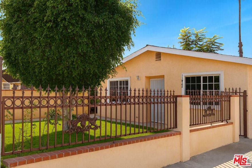 ***THIS PROPERTY IS AVAILABLE FOR SHOWINGS AND LEASE STARTING 10/31***3 bedroom 1 bathroom Duplex. This charmer is in a great location. This front home features front Yard/Patio, Laundry area inside the home. There is a detached Garage. Home is gated. Minimum of one month deposit dependent upon proof of income and credit.