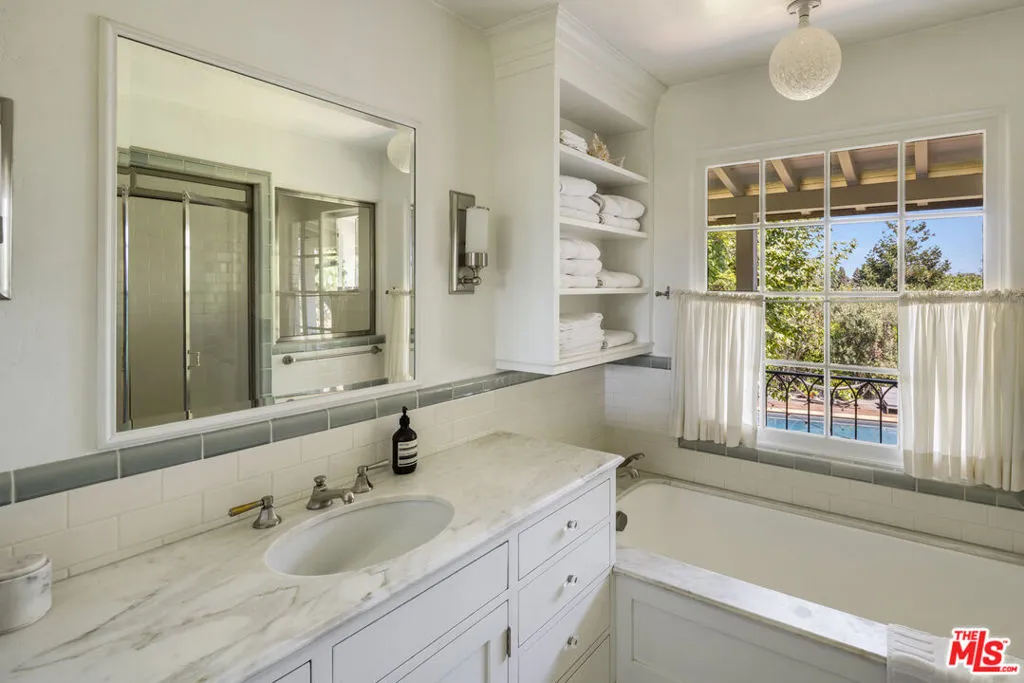 Los Angeles, California 90049, United States, 6 Bedrooms Bedrooms, ,7 BathroomsBathrooms,Residential,Active,204413