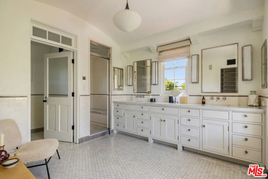 Los Angeles, California 90049, United States, 6 Bedrooms Bedrooms, ,7 BathroomsBathrooms,Residential,Active,204413