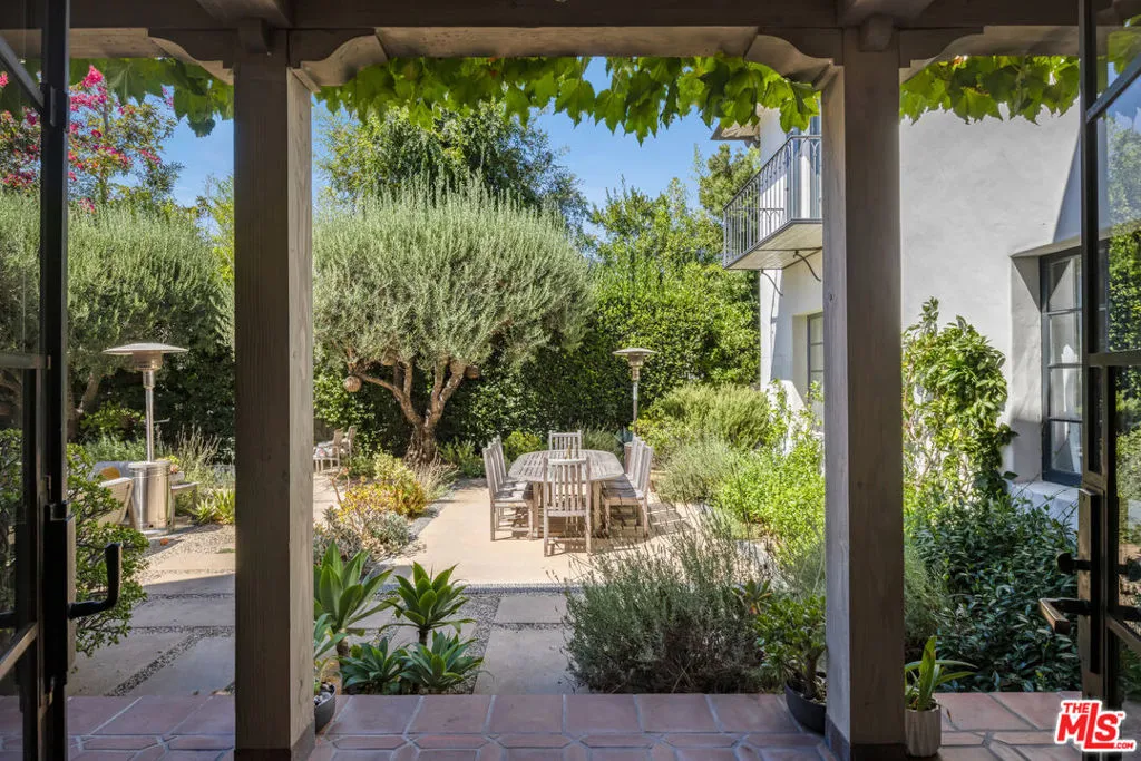 Los Angeles, California 90049, United States, 6 Bedrooms Bedrooms, ,7 BathroomsBathrooms,Residential,Active,204413