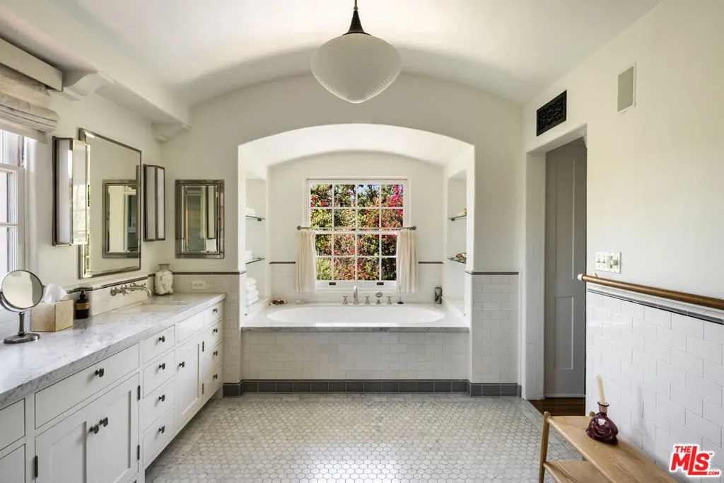 Los Angeles, California 90049, United States, 6 Bedrooms Bedrooms, ,7 BathroomsBathrooms,Residential,Active,204413