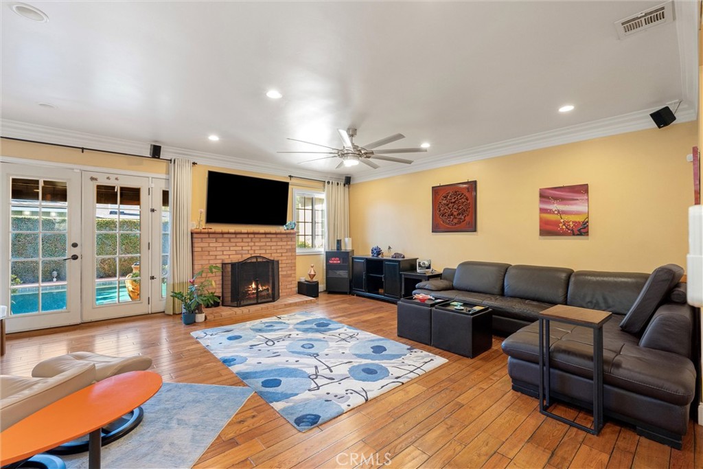 2213 Knoxville Avenue