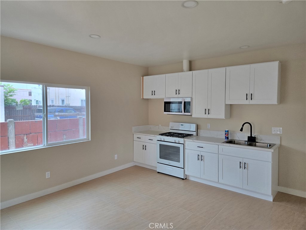 Urban Convenience Meets Tranquil Comfort Step into effortless living with this newly certified one-bedroom, one-bath gem located on a quiet and secluded street—just minutes from Budlong Elementary, John Muir Middle School, and rapid access in all directions via East, West, North, and South transportation routes.
** Bright, Airy, and Efficient
Soaring ceilings and natural light create a spacious, welcoming feel
A ceiling fan and high-efficiency heat pump ensure year-round climate comfort
Smart layout maximizes every inch of living space
*** Your Peaceful Retreat in the Heart of the City. This home offers all the perks of urban proximity—without the noise. Whether you’re commuting, nesting, or entertaining, it’s the perfect blend of quiet solitude and strategic location.