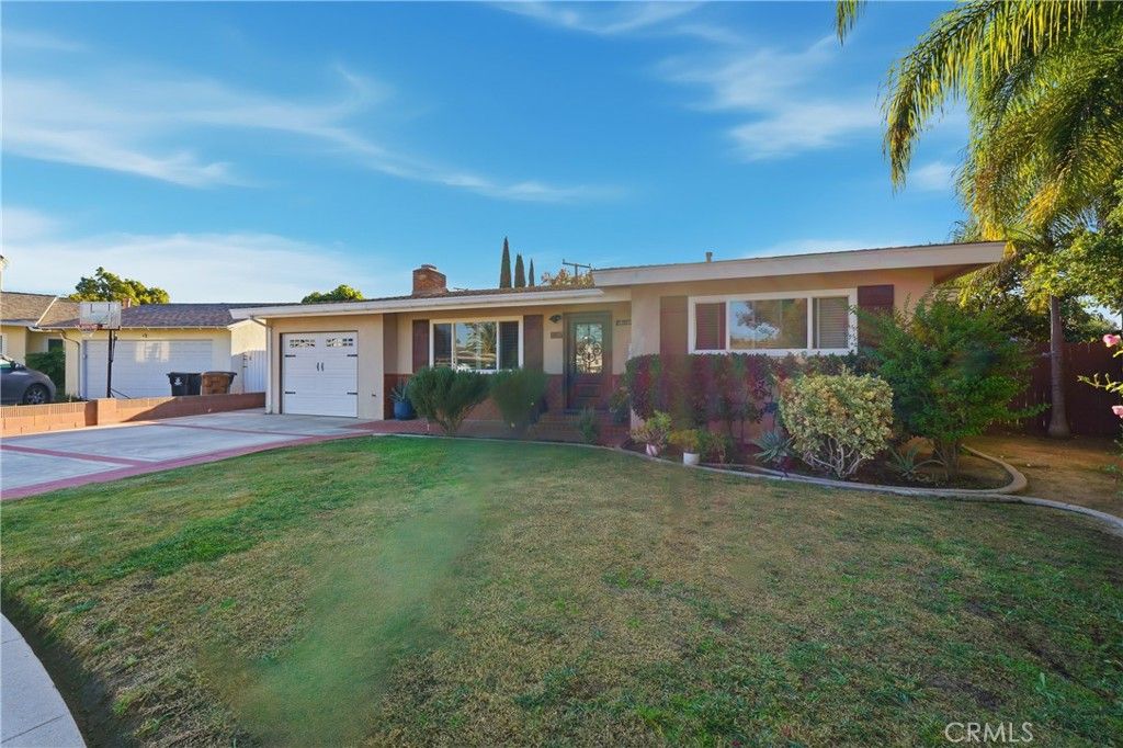 Photo of 633 S Clementine St, Anaheim, CA 92805 (MLS # DW25272728)