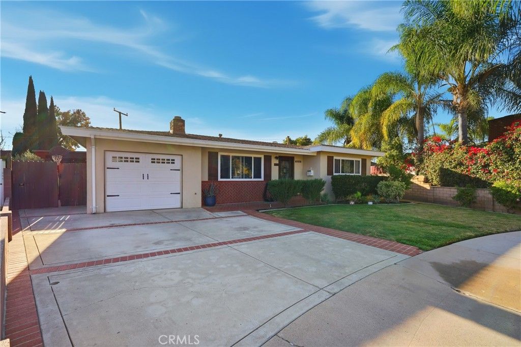 Photo of 633 S Clementine St, Anaheim, CA 92805 (MLS # DW25272728)
