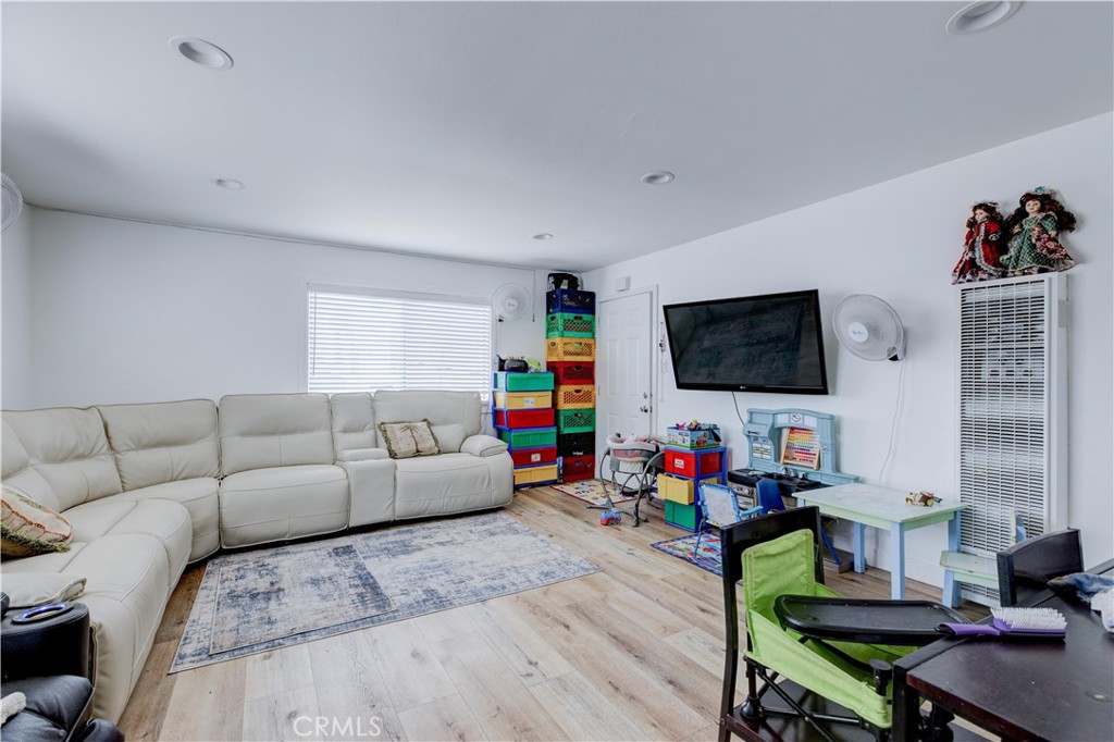 1720 Cerritos Avenue