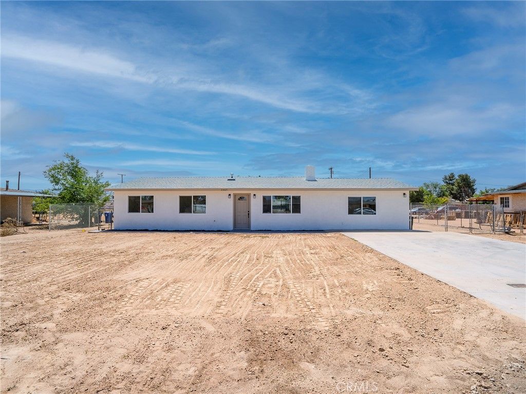 Photo of 21865 Fox Ave, Apple Valley, CA 92307 (MLS # OC26095537)