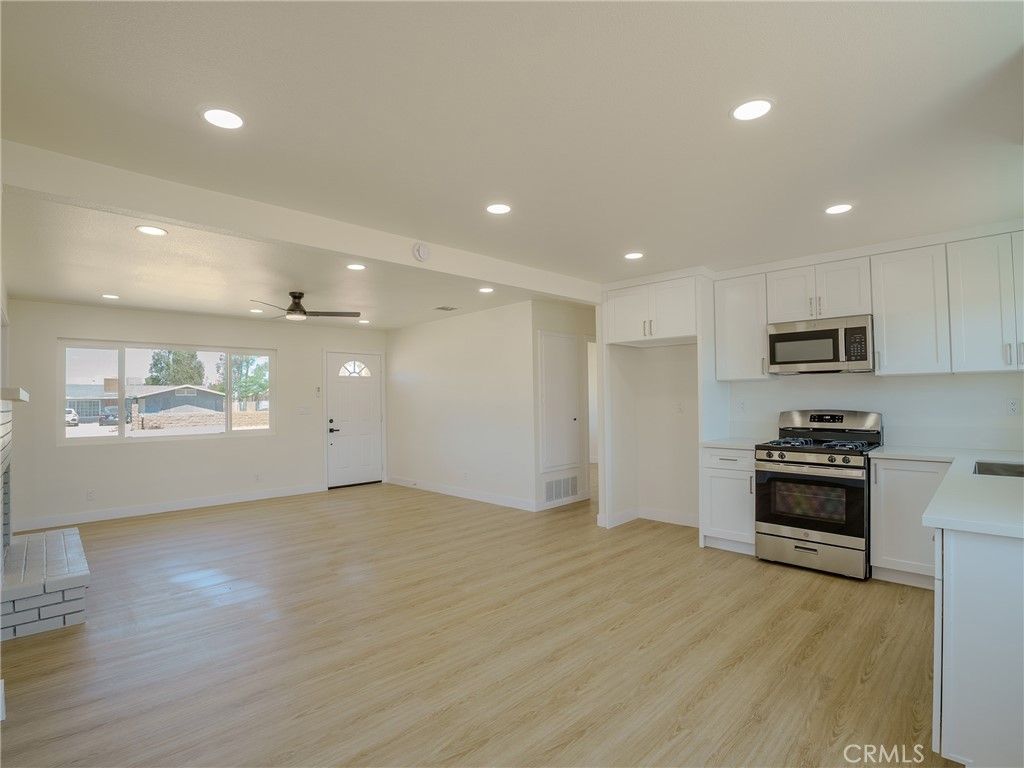 Photo of 21865 Fox Ave, Apple Valley, CA 92307 (MLS # OC26095537)