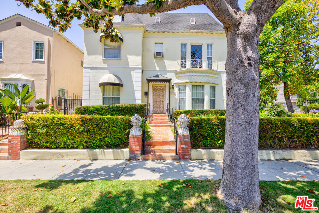 Welcome to 203 1/2 Doheny! Prime Beverly Hills Location. Upstairs unit! HUGE 1 bed 1 bath with all of the bells and whistles you need - IN UNIT washer & dryer, ac/heat, really nice full bathroom, tons of natural light, 1 spot parking in the carport, etc. This unit has had many upgrades - new floors, new paint, new appliances, several touch ups, upgraded plumbing, etc. A great feature is a big dining room that you can use as an office/den, etc. Enjoy the original charm of this unit. Street parking is solid too. Also, enjoy the common area backyard! Enjoy everything Beverly Hills has to offer - close to many restaurants, shops, and the BHUSD schools.