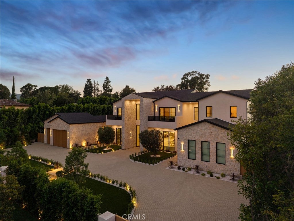 5343 Amestoy Avenue