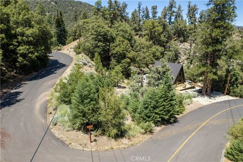 Photo of 1213 Bernina Drive, Pine Mountain Club, CA 93222 (MLS # SR26112648)