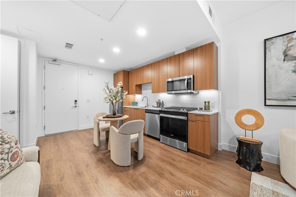 709 E Walnut Street 319