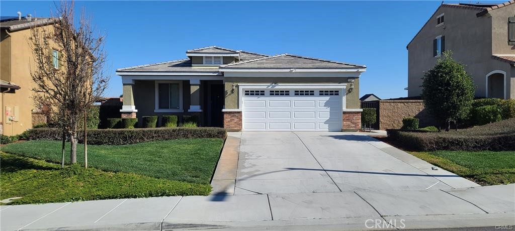 Beautiful single story in THE LAKES COMMUNITY OF MENIFEE with 3 beds plus an office/bonus room, and 2 bathrooms. Open kitchen with granite countertops and laminated wood floors that opens to large living and dining room. Inside laundry, 2-attached garage. Large master bedroom with walk-in closet and dual sinks in the master bathroom with tile floors. Enjoy all the amenities of Menifee Lakes.