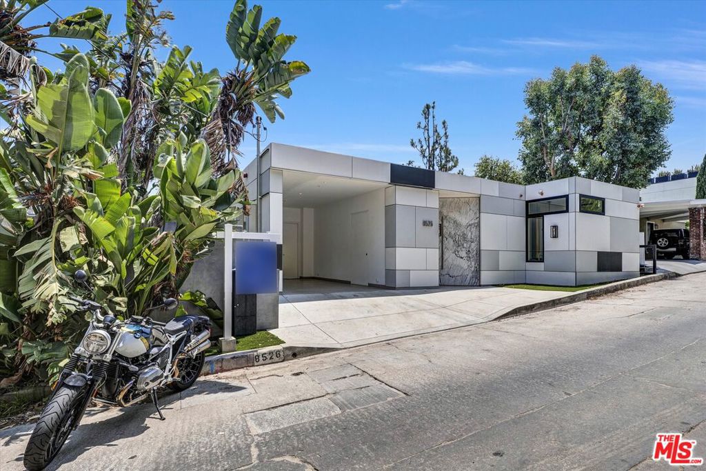 8526 Hollywood Boulevard