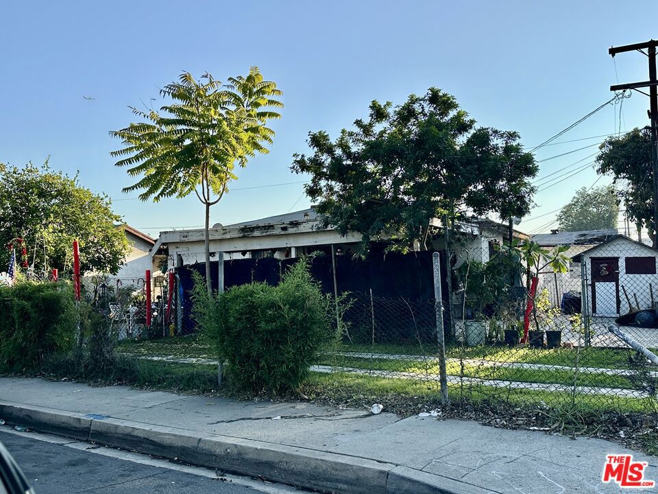 Main image without alt text