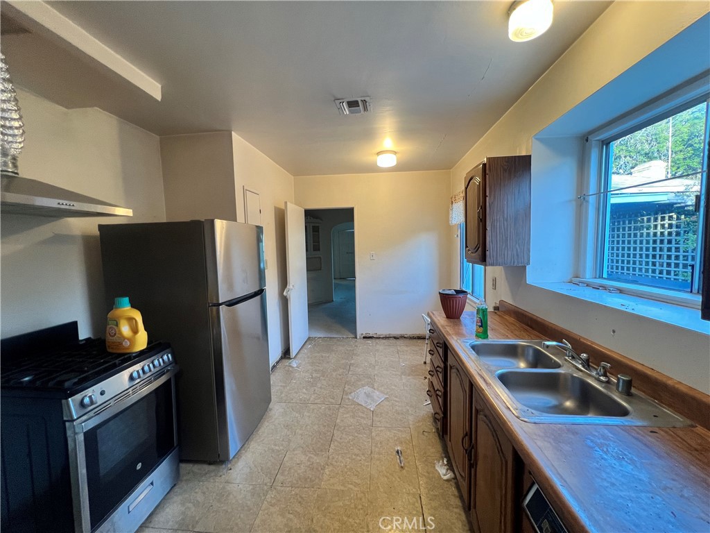 This is a probate sale. The house is sold "AS-IS WHERE-IS" condition. Court Approval is not needed. Fixer Upper. This 4 Bedroom, 2 Bathroom home is situated on a quaint family-oriented street in Culver City. With 1453 Sq-ft of living space, this home is located only 2 miles from Venice beach and 8 miles from LAX. Centrally located minutes away from Marina Del Ray, Playa Del Ray. This single-story home needs some TLC, and it will be your forever home.
Buyer and Buyer's agent need to verify all the information. Listing Agent, Broker or Administrator are not responsible for any information provided.