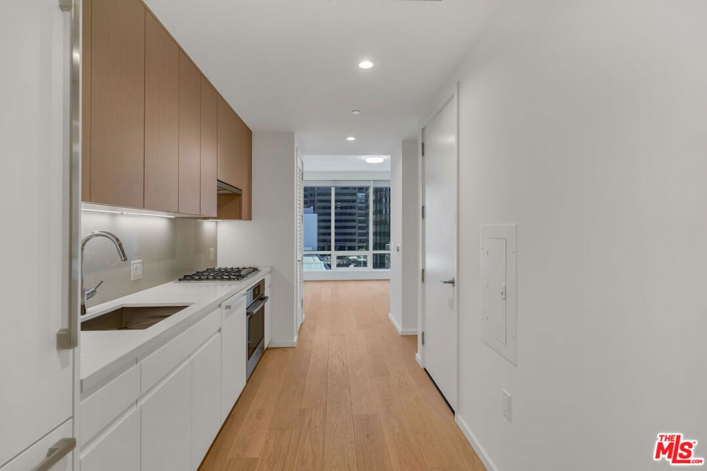 Photo of 877 Francisco Street #1121, Los Angeles, CA 90017 (MLS # 26659121)