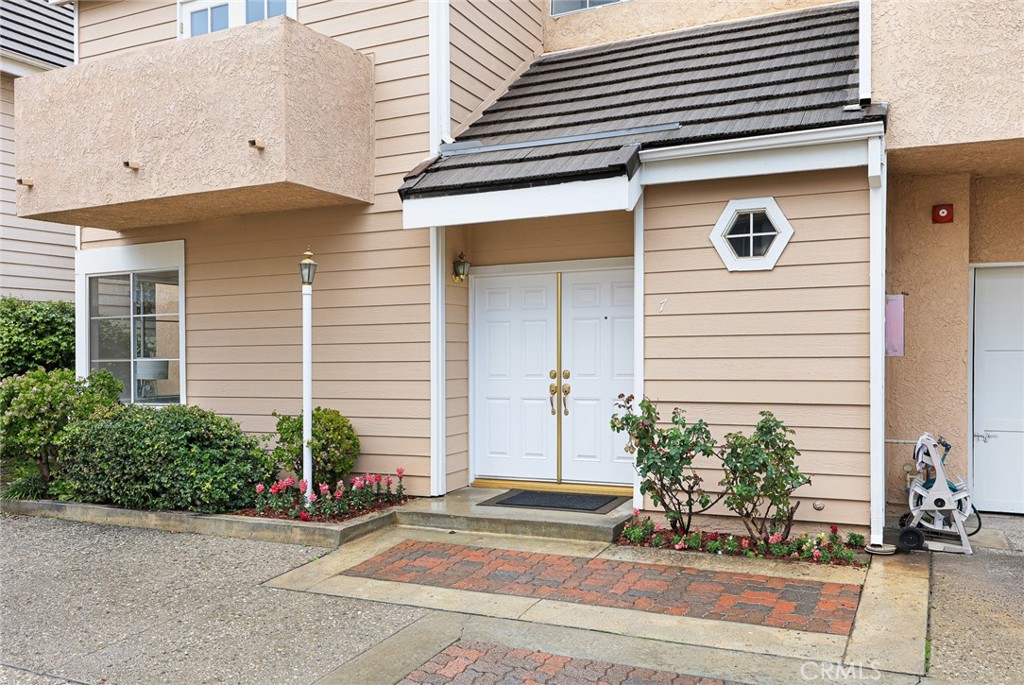 330 El Dorado Street 7