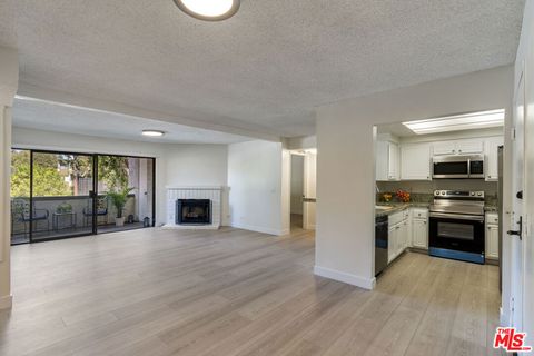 Photo of 21500 Califa Street #100, Woodland Hills, CA 91367 (MLS # 26833199)