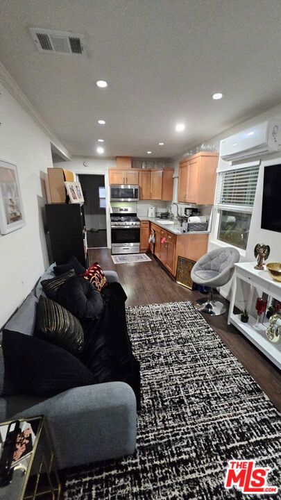 11123 Cumpston Street