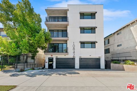 Photo of 10842 Victory Boulevard #301, North Hollywood, CA 91606 (MLS # 25589799) Photo of 10842 Victory Boulevard #301, North Hollywood, CA 91606 (MLS # 25589799)