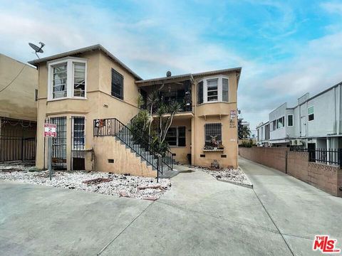 Photo of 920 S Kenmore Avenue, Los Angeles, CA 90006 (MLS # 26841155)