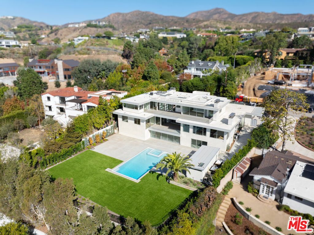 Photo of 15920 Alcima Avenue, Pacific Palisades, CA 90272 (MLS # 25625677)