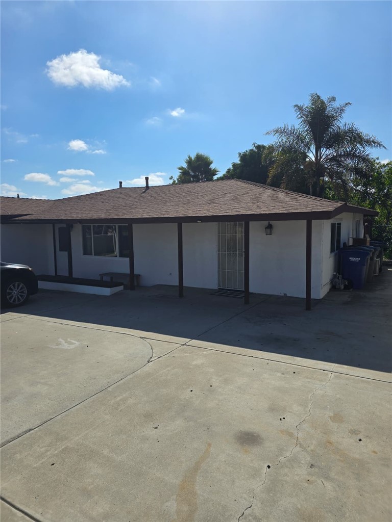 Investors Great opportunity if you are looking to get a positive cash flow. Great location for this SFR