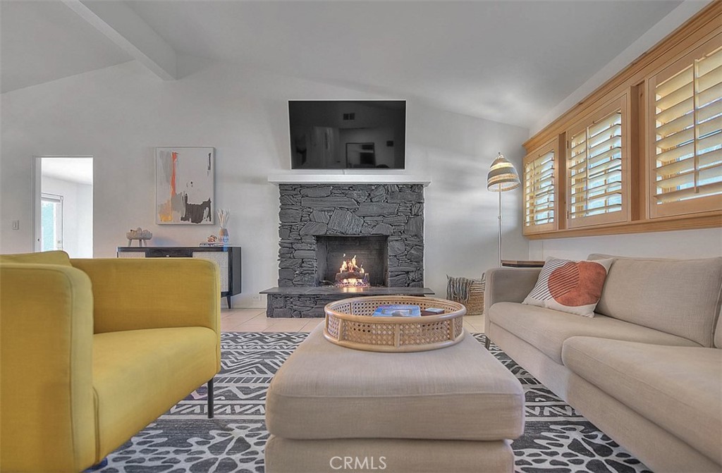 1261 Linda Vista
