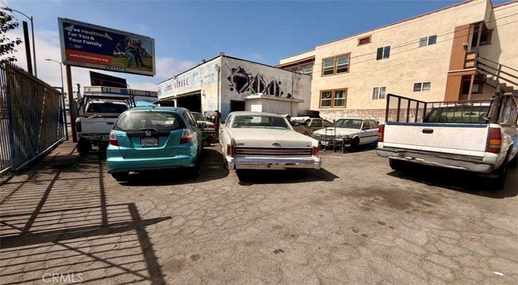 Main image without alt text