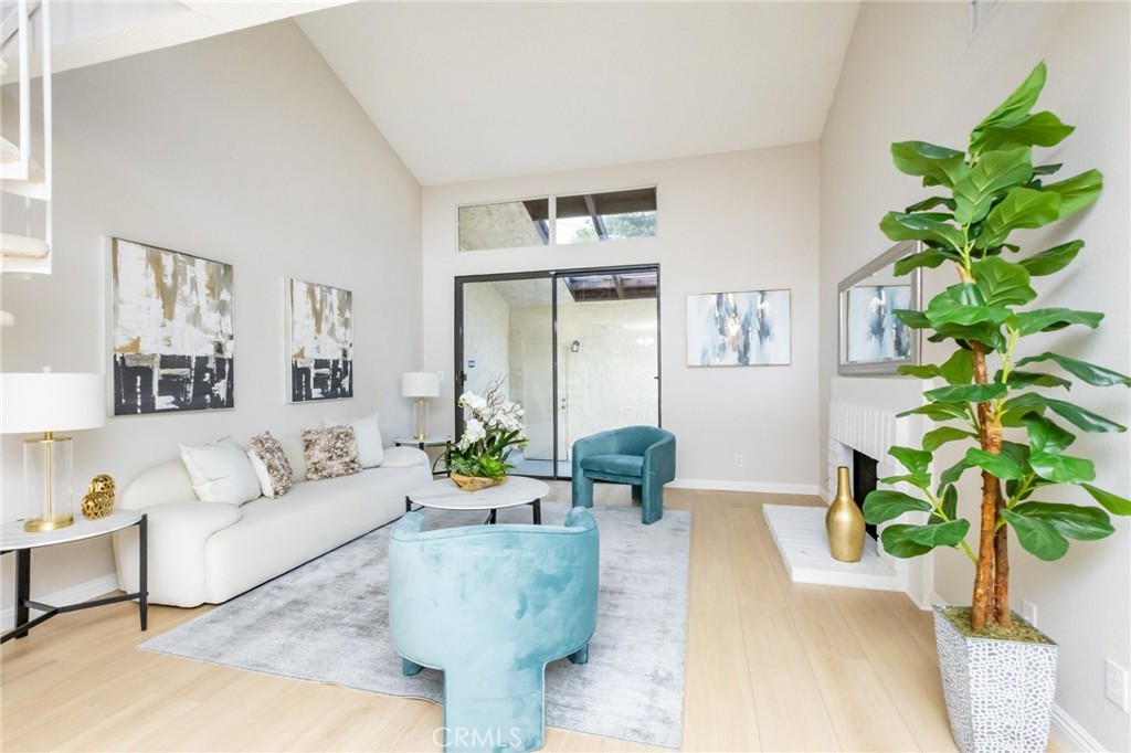 768 W Foothill