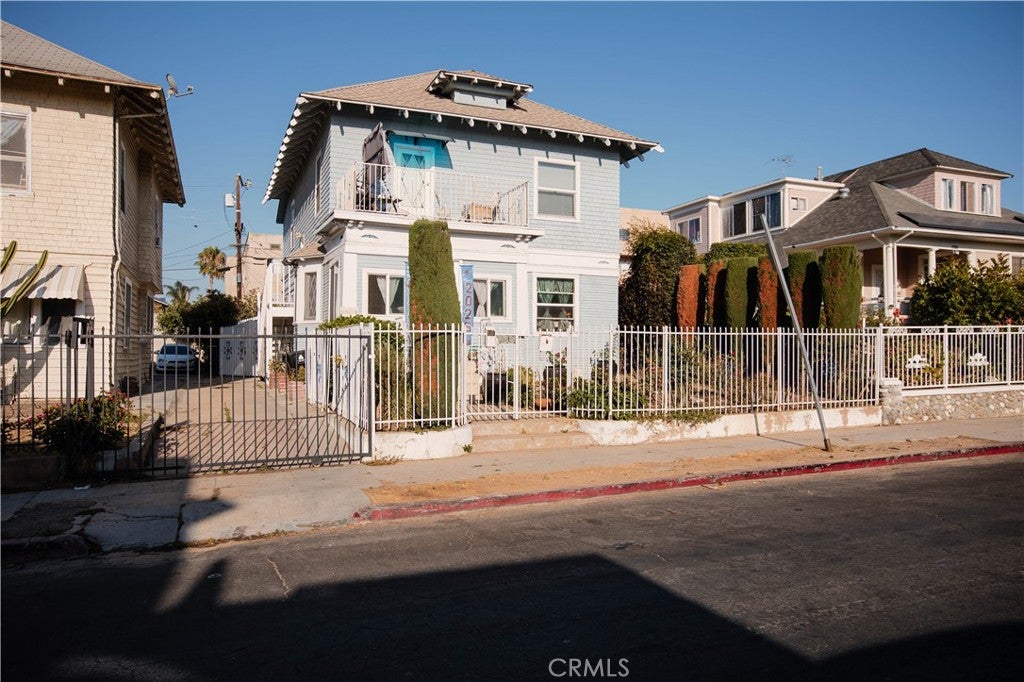 1312 Arapahoe ST, Los Angeles CA 90006