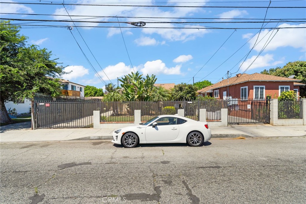 A fantastic opportunity for first-time buyers and savvy investors alike, this charming 2-bedroom, 1-bathroom home in Inglewood is ideally located near SoFi Stadium, The Kia Forum, and with quick access to all major freeways. Positioned within the Lennox/Hawthorne High School district, the property combines convenience, lifestyle, and long-term potential.
The home features a bright and inviting living area, a functional kitchen, and two comfortable bedrooms. Outside, the backyard provides a private space for relaxing or entertaining.
Don’t miss this chance to own a property in one of Inglewood’s most exciting and fast-growing neighborhoods.