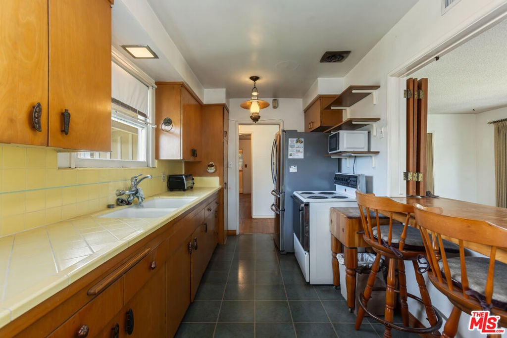 2120 E Napa Place